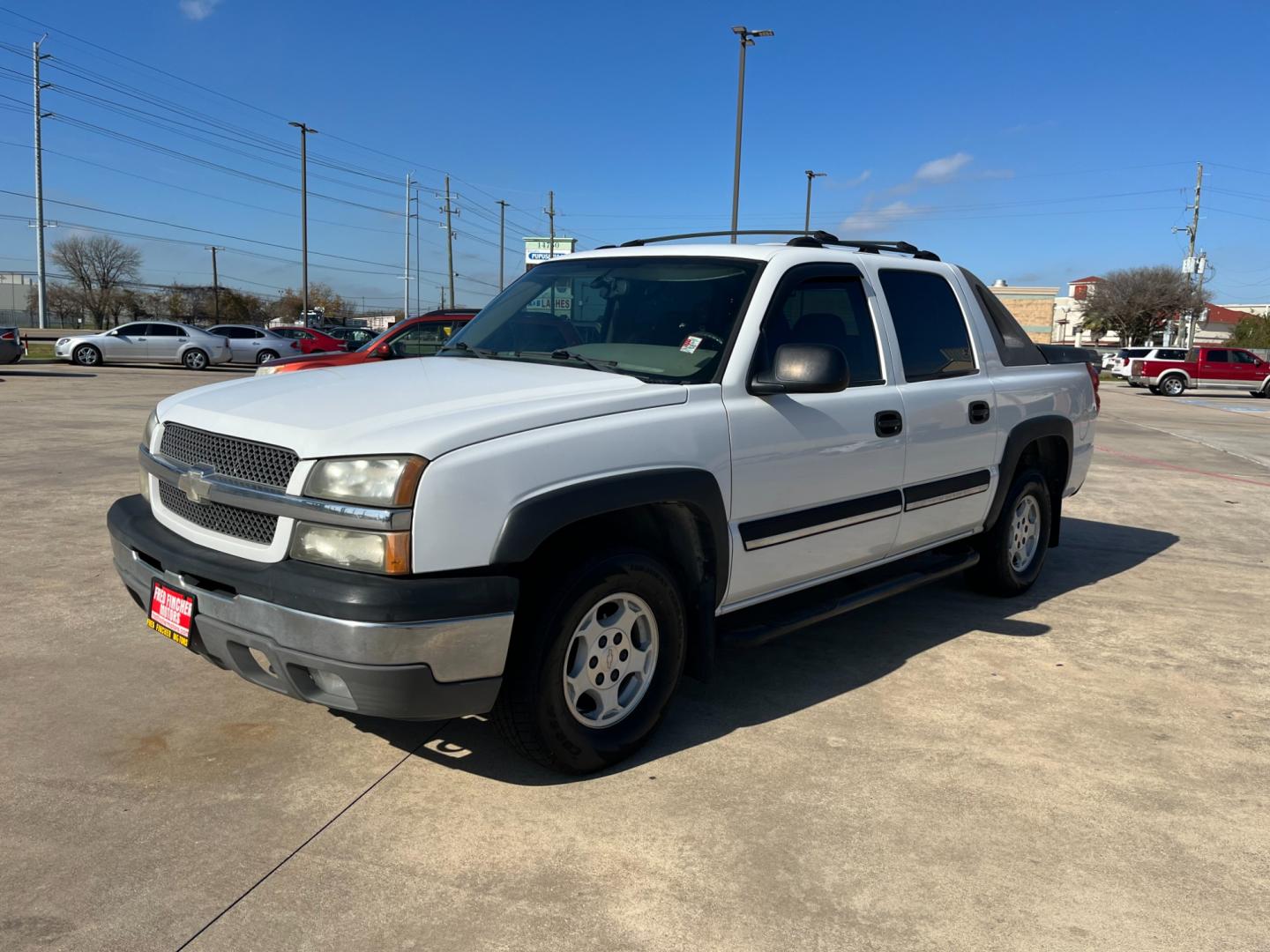 2004 white /gray Chevrolet Avalanche 1500 2WD (3GNEC12T84G) with an 5.3L V8 OHV 16V engine, 4-Speed Automatic Overdrive transmission, located at 14700 Tomball Parkway 249, Houston, TX, 77086, (281) 444-2200, 29.928619, -95.504074 - Photo#2